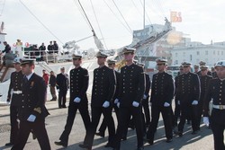Guardiamarinas embarcando en el 'Juan Sebastián Elcano'